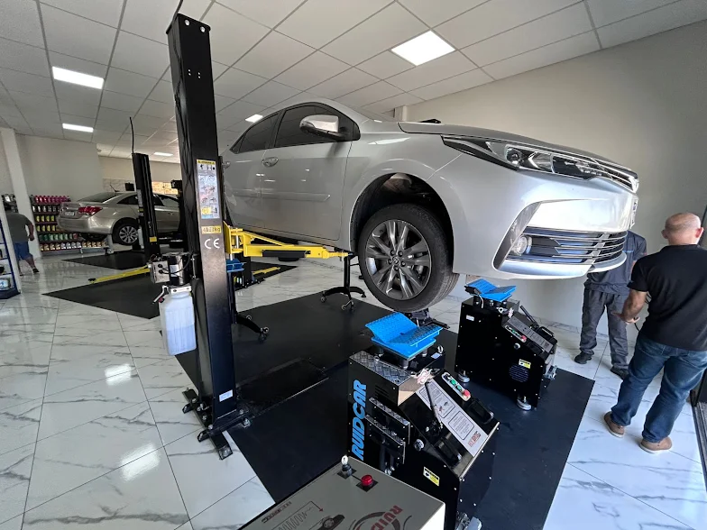 Veículo em manutenção no elevador da Neto' Car Auto Center
